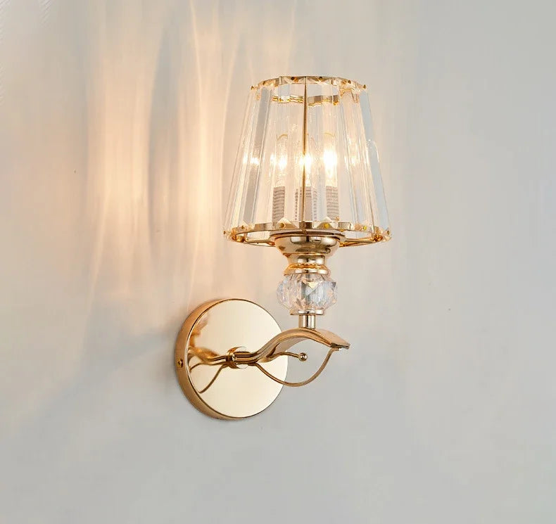 Arandela Elegance: Iluminação Artística em Ouro Vintage