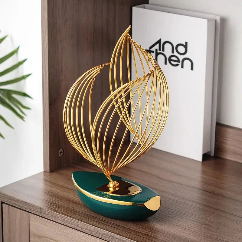 Escultura Abstrata em Cerâmica com Detalhes em Metal Dourado