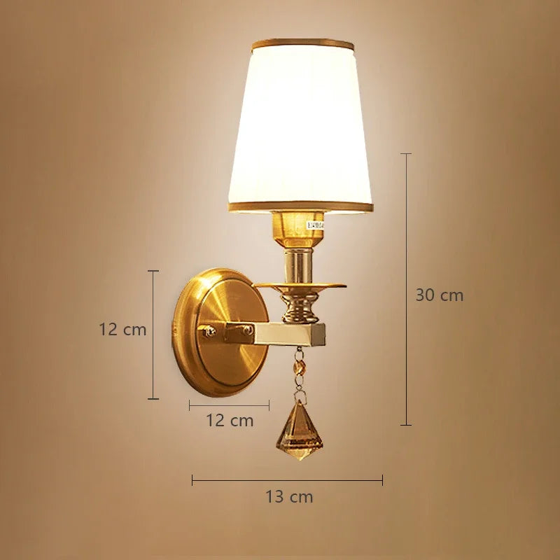 Arandela Elegance: Iluminação Artística em Ouro Vintage