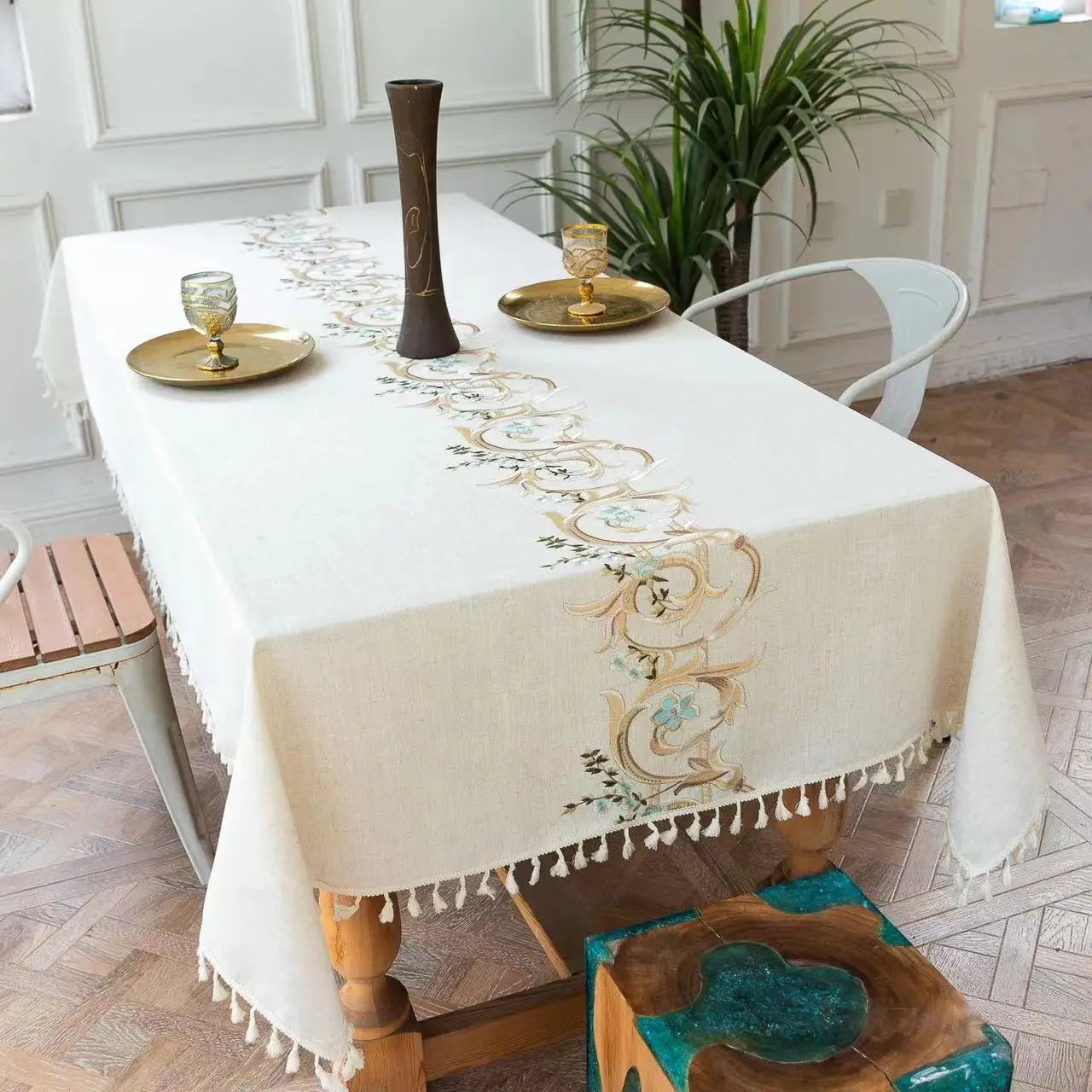 Toalha de Mesa Floral Bordada em Linho de Algodão