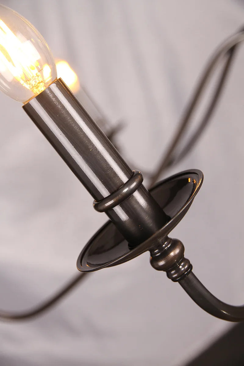 Elegante Candelabro de Ferro Forjado