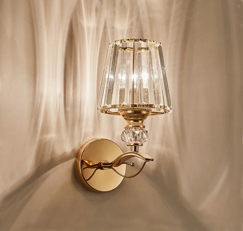 Arandela Elegance: Iluminação Artística em Ouro Vintage