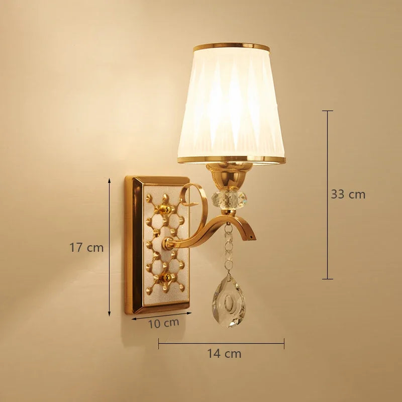 Arandela Elegance: Iluminação Artística em Ouro Vintage