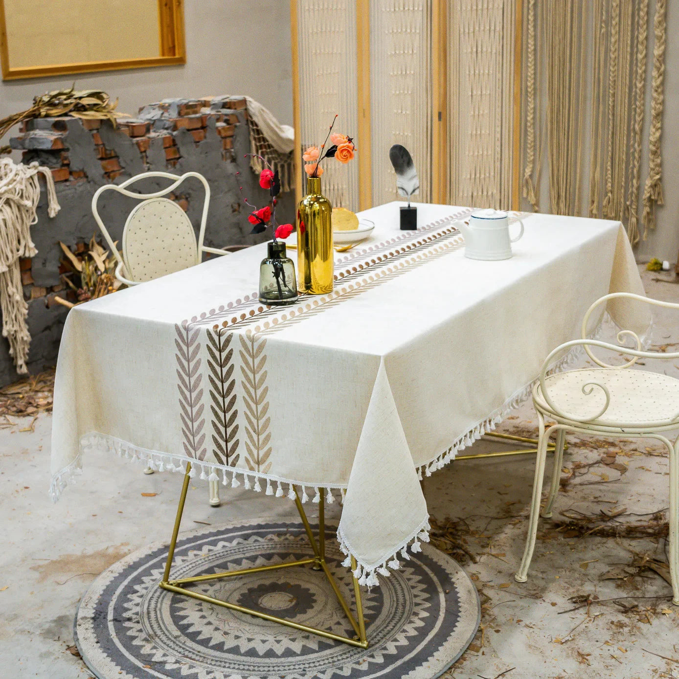 Toalha de Mesa Floral Bordada em Linho de Algodão