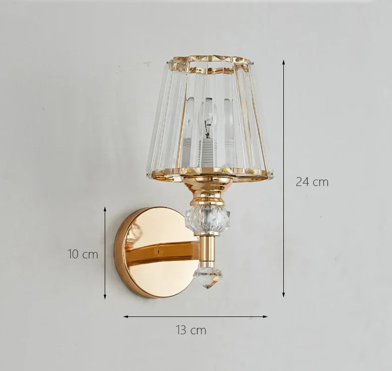 Arandela Elegance: Iluminação Artística em Ouro Vintage