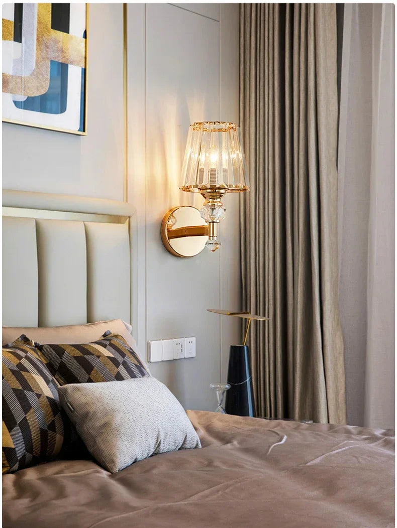 Arandela Elegance: Iluminação Artística em Ouro Vintage