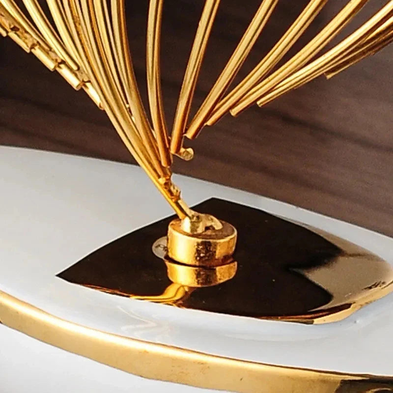 Escultura Abstrata em Cerâmica com Detalhes em Metal Dourado