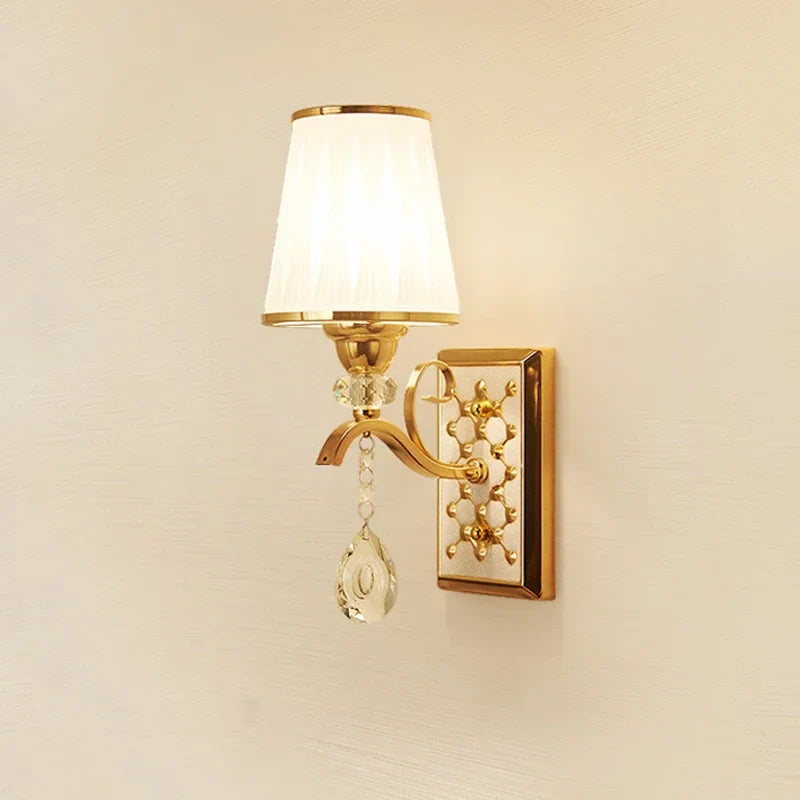 Arandela Elegance: Iluminação Artística em Ouro Vintage