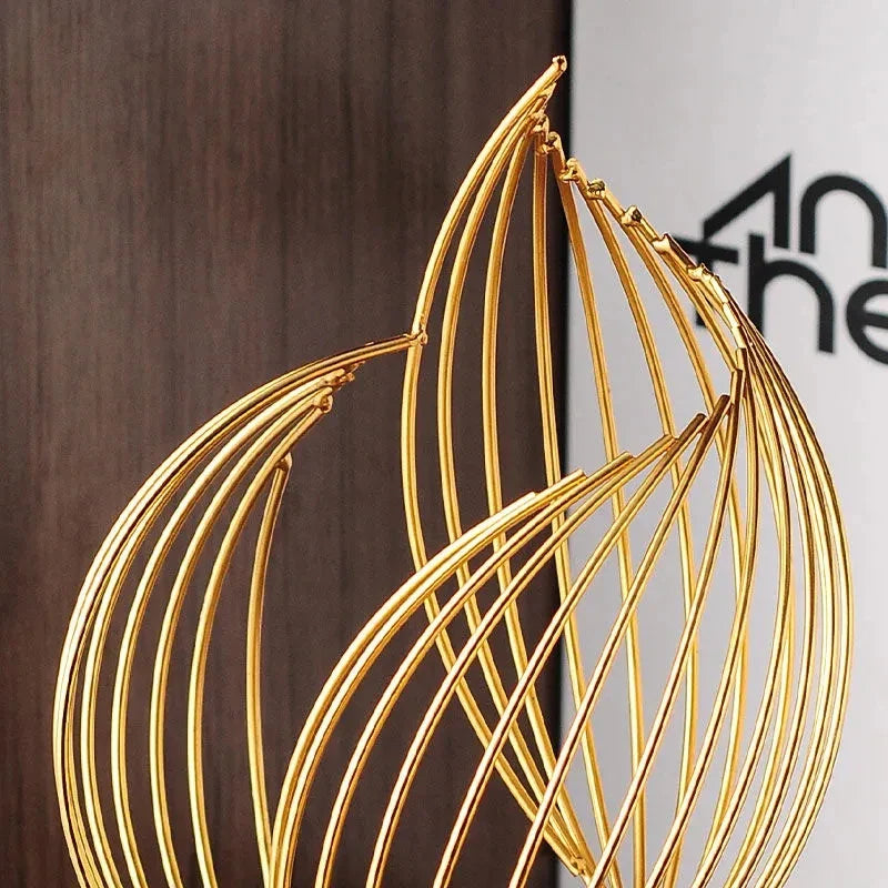 Escultura Abstrata em Cerâmica com Detalhes em Metal Dourado