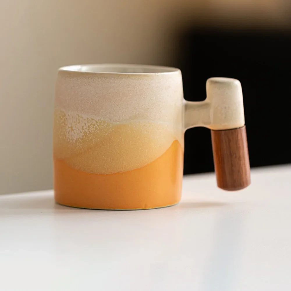 Mini Caneca de Cerâmica Artesanal com Alça de Madeira
