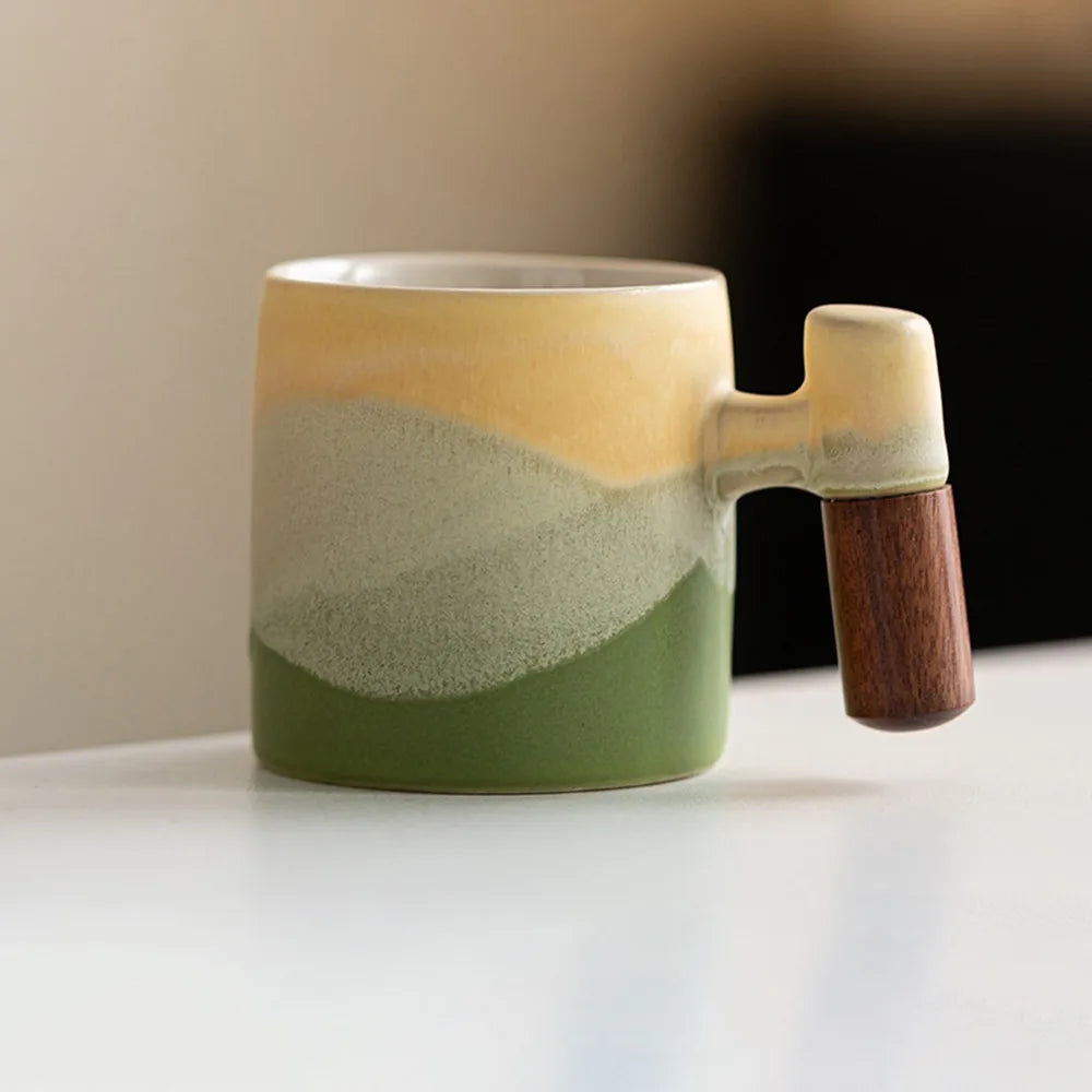 Mini Caneca de Cerâmica Artesanal com Alça de Madeira