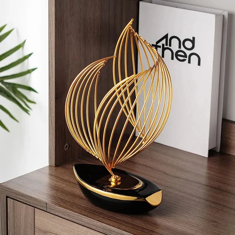 Escultura Abstrata em Cerâmica com Detalhes em Metal Dourado