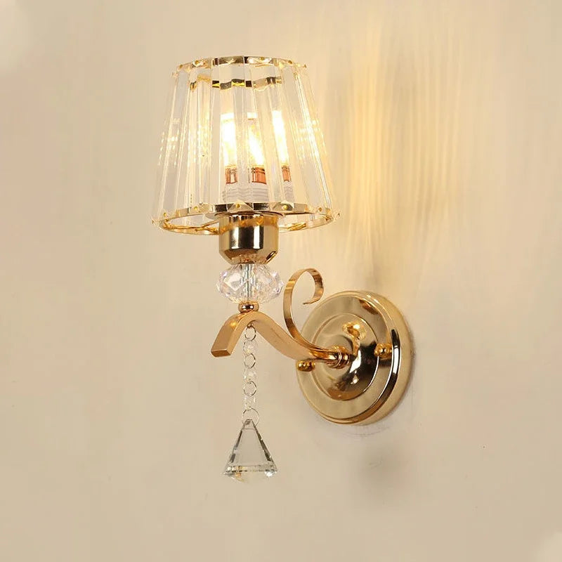 Arandela Elegance: Iluminação Artística em Ouro Vintage